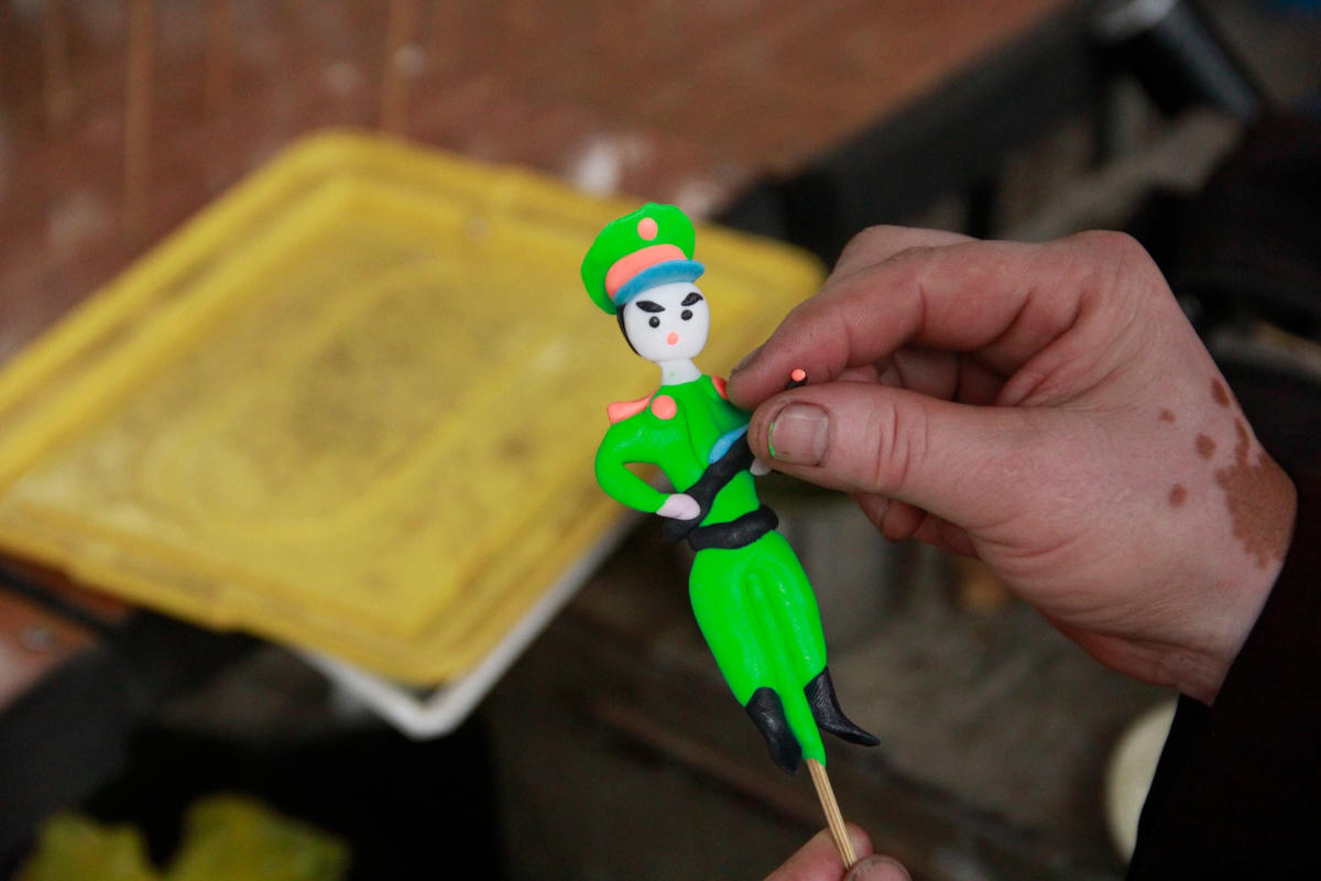 Theo các nghệ nhân chia sẻ,  làm bột là giai đoạn công phu nhất. Màu sắc được làm từ những nguyên liệu tự nhiên như màu vàng của nghệ, đỏ của gấc, xanh của lá riềng hoặc lá trầu không… rất thân thiện với môi trường.