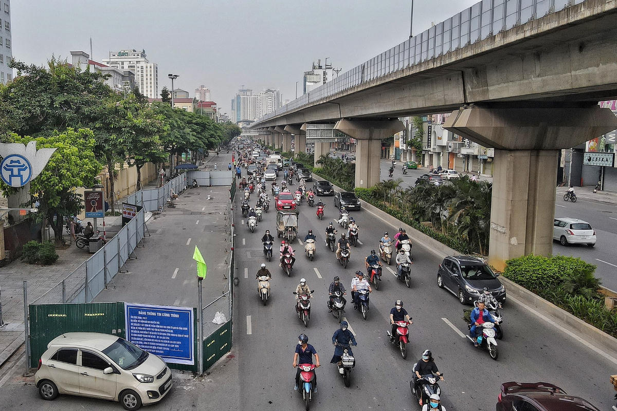 Phó Giám đốc Sở GTVT Hà Nội Trần Hữu Bảo yêu cầu nhà thầu phải bố trí người hướng dẫn giao thông tại các vị trí giao cắt với các nút giao, điểm quay đầu trên đường Nguyễn Xiển và phối hợp lực lượng chức năng để hướng dẫn phân luồng bảo đảm an toàn giao thông, tránh ùn tắc giao thông trong khu vực.