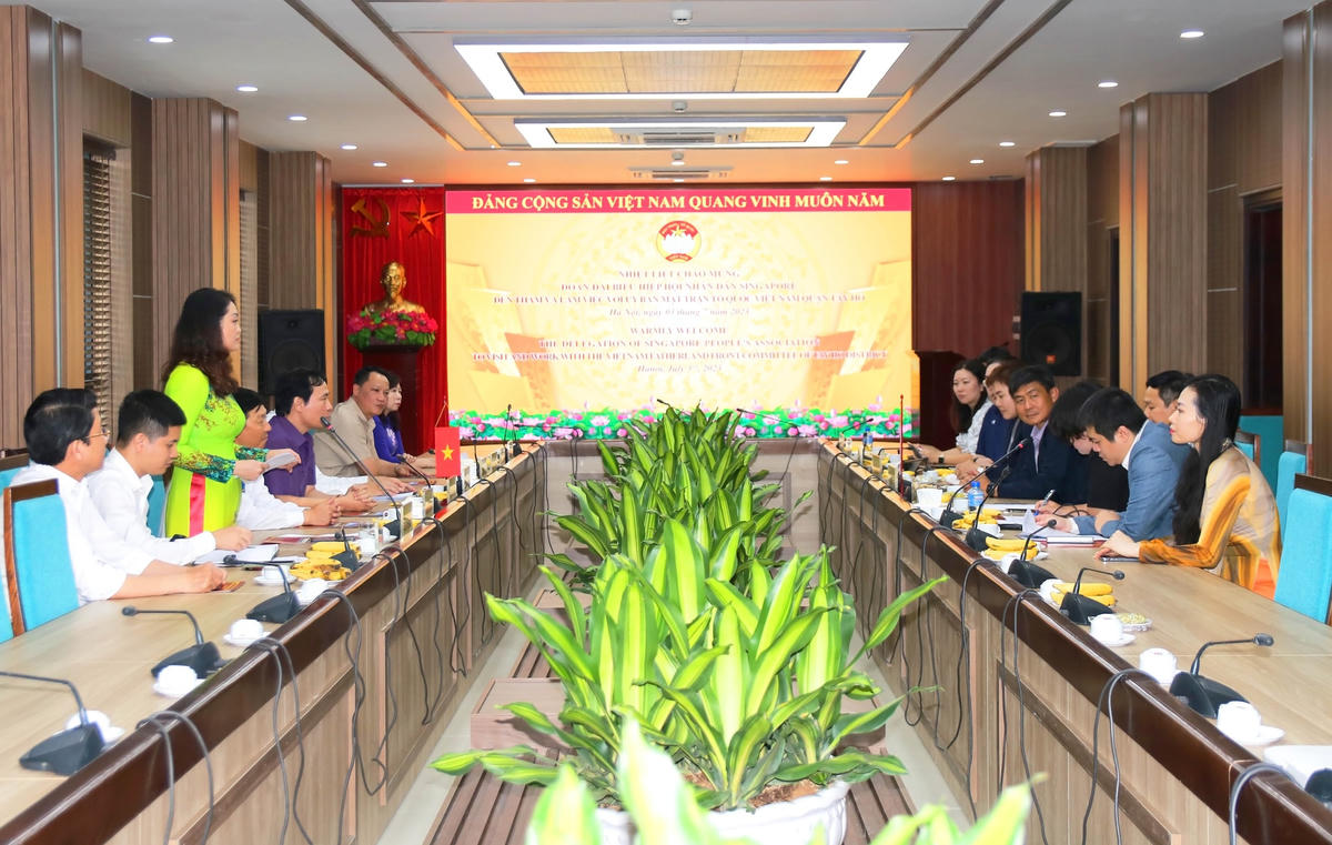 Đoàn đại biểu cấp cao Hiệp hội Nhân dân Singapore thăm và trao đổi kinh nghiệm công tác với Ban Thường trực Ủy ban MTTQ Việt Nam quận Tây Hồ. Ảnh: Trung Quân.