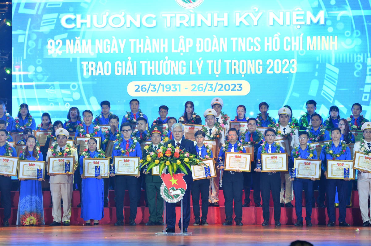 Chủ tịch Đỗ Văn Chiến phát biểu động viên cán bộ đoàn tiêu biểu.