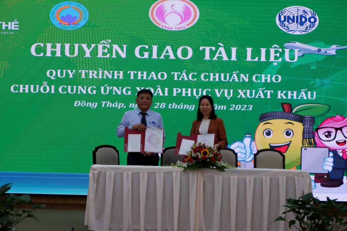 Bàn giao bộ tài liệu “Quy trình thao tác chuẩn cho chuỗi cung ứng xoài phục vụ xuất khẩu”.