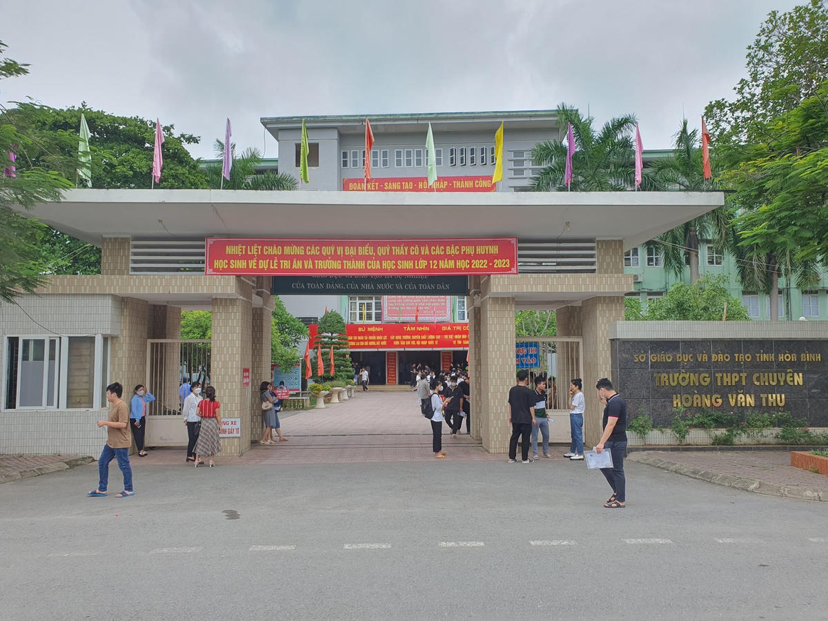 Thí sinh tới làm thủ tục dự thi tại Trường THPT chuyên Hoàng Văn Thụ.