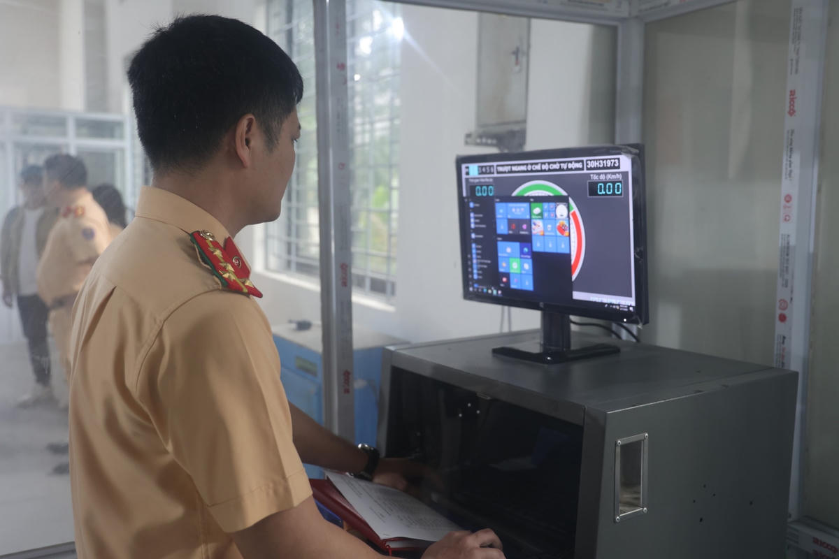 167 CSGT tập huấn, sẵn sàng chi viện cho các trung tâm đăng kiểm gặp ùn tắc