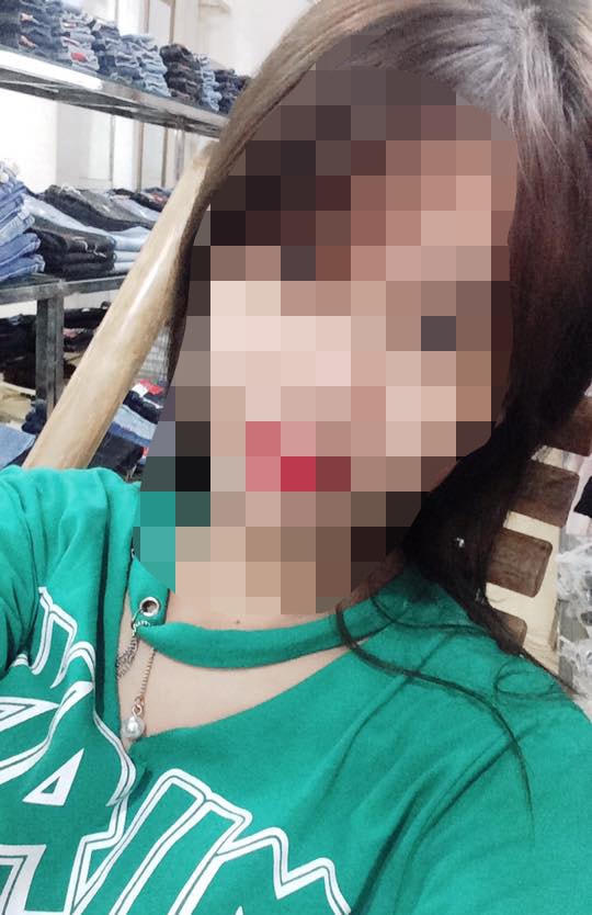 Phương Hoa phải bỏ học ĐH, hiện làm nhân viên bán quần áo cho một cửa hàng ở Phùng Khoang (Hà Nội) để nuôi con.