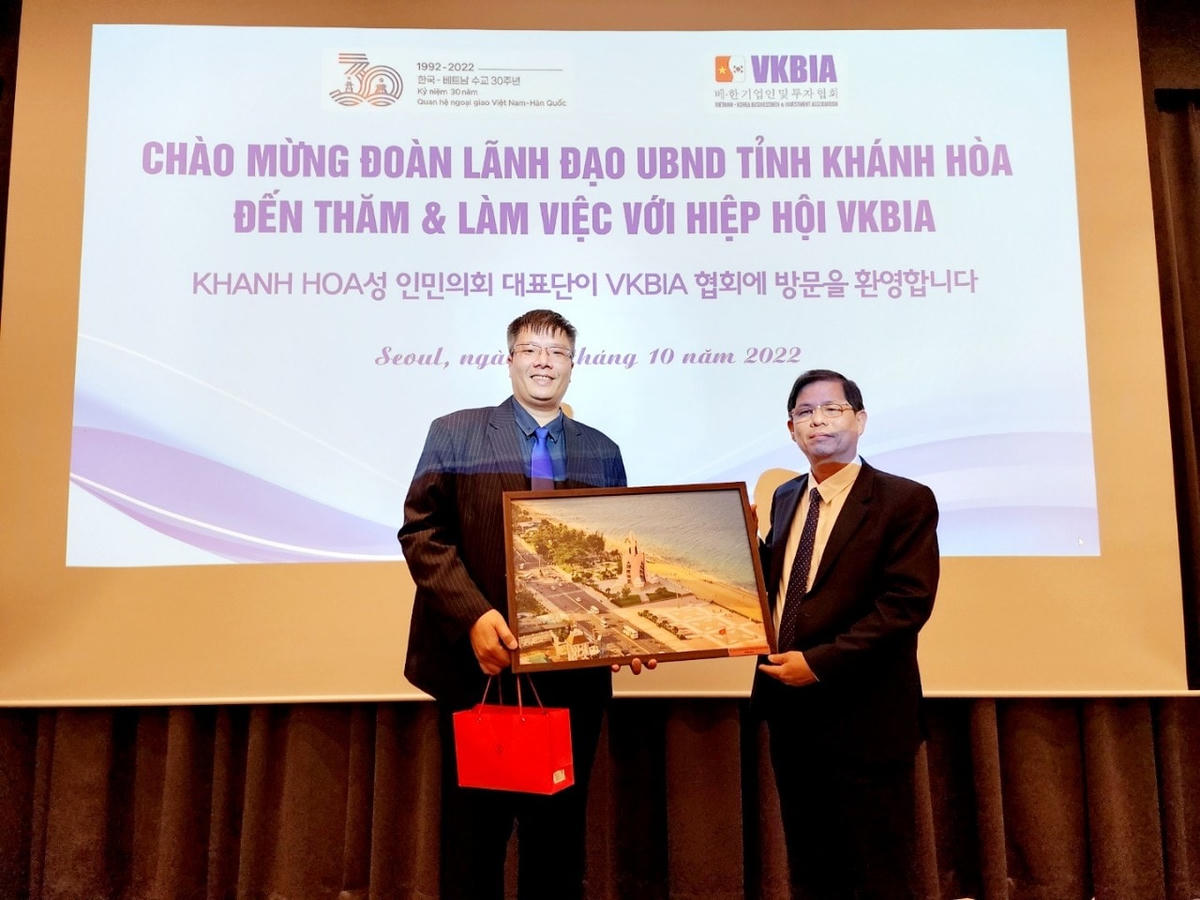 Chủ tịch UBND tỉnh Khánh Hòa Nguyễn Tấn Tuân (phải) tặng quà lưu niệm cho Hiệp hội VKBIA