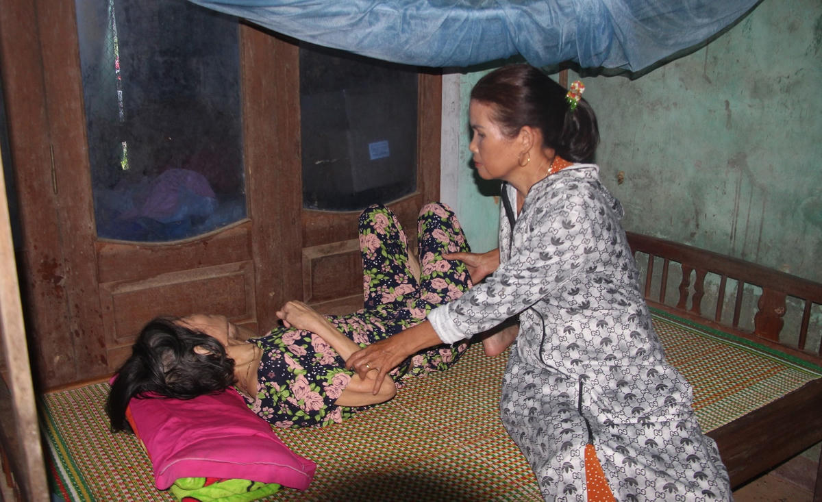 Bà nội các cháu nhỏ nằm liệt giường.