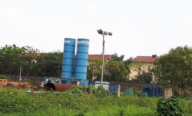 Công ty CP đầu tư và phát triển đô thị Long Giang (Long Giang Land) nợ thuế gần 55 tỷ đồng. Trong ảnh: Dự án Trung tâm thương mại, dịch vụ, văn phòng cao cấp nằm trên ô đất rộng hơn 12.000m2 thuộc Khu đô thị mới Việt Hưng (quận Long Biên, Hà Nội) ôm đất bỏ hoang nhiều năm, cỏ mọc um tùm.
