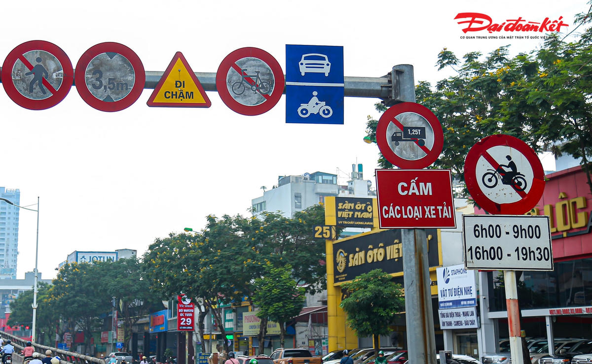 Cô Nguyễn Thị Thu, người dân sinh sống gần cầu vượt chia sẻ, lưu lượng phương tiện qua lại trên tuyến đường này khá đông đúc. Đặc biệt, nếu di chuyển phía dưới cầu người dân sẽ phải đứng chờ đèn đỏ, vì vậy, dù có biển cấm nhưng hàng loạt phương tiện vẫn di chuyển lên trên cầu mà chẳng ai để ý đến biển cấm này.