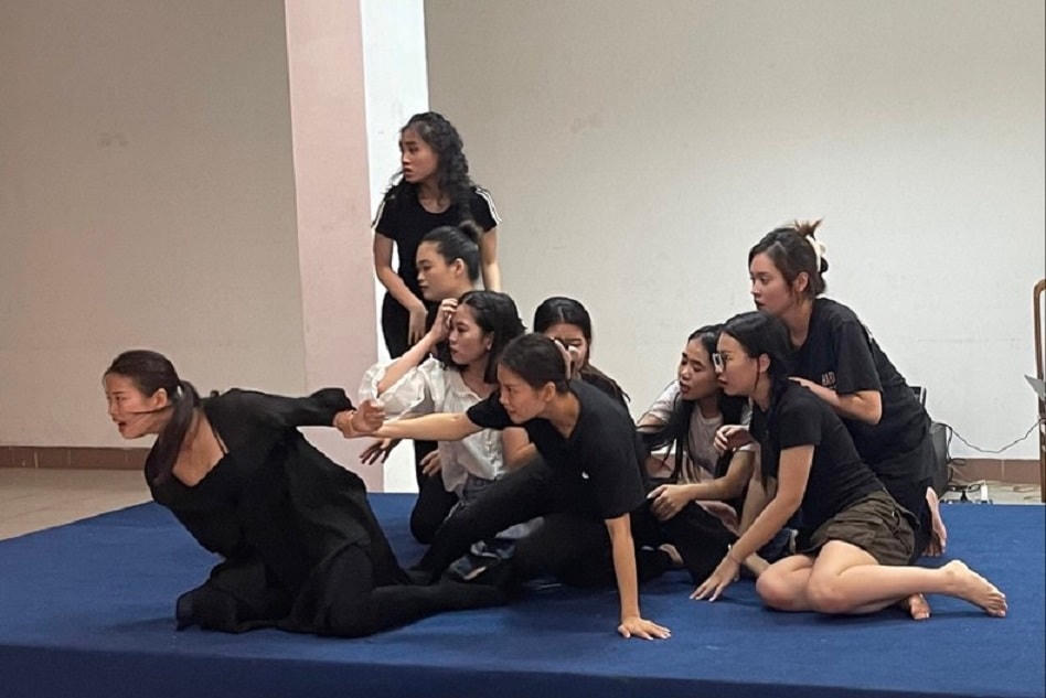 Các nghệ sĩ luyện tập chuẩn bị cho chương trình.