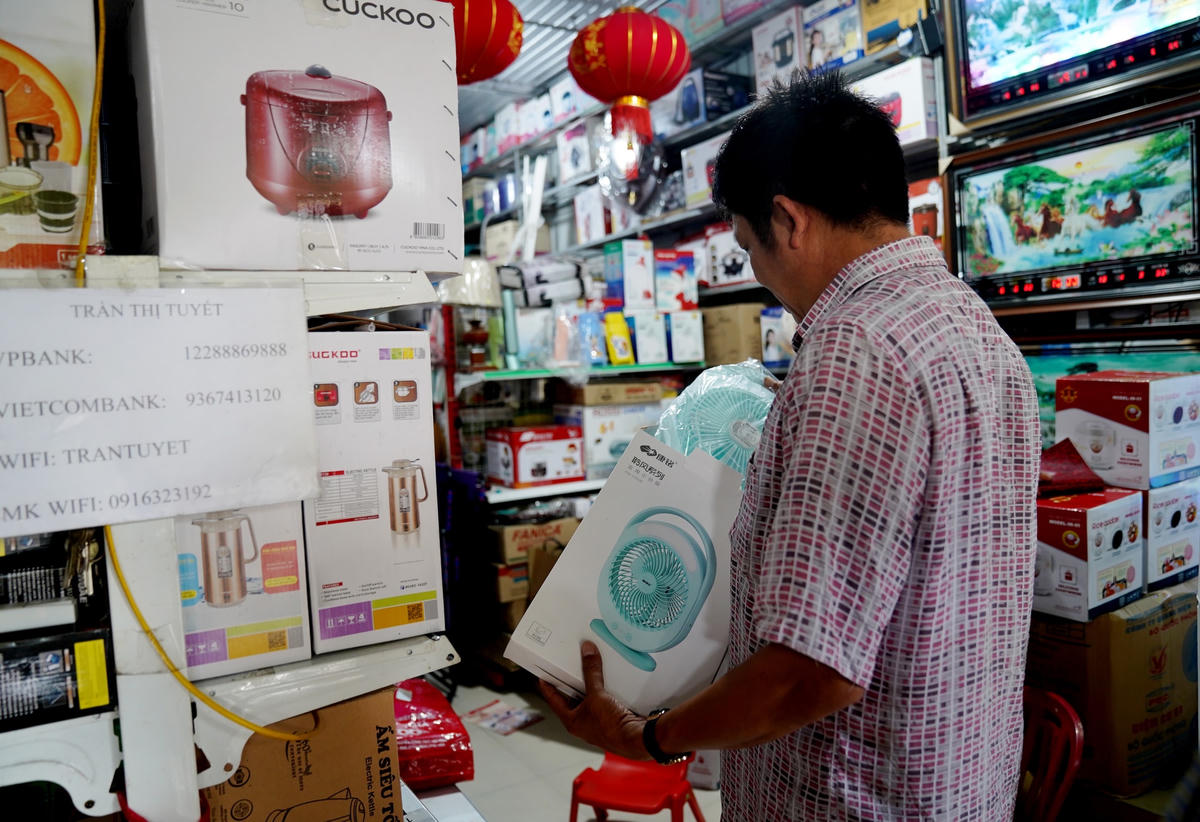 Hầu hết các khách hàng đi mua quạt tích điện đều có chung tâm lý lo lắng bị cắt điện, mất điện trong điều kiện thời tiết nắng nóng và chấp nhận đi mua quạt để dự phòng.