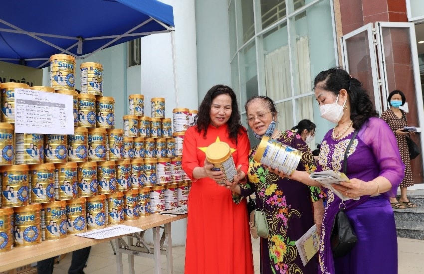 Người cao tuổi tìm hiểu về các sản phẩm dinh dưỡng Sure Prevent Gold, Sure Diecerna và Kenko Haru của Vinamilk.