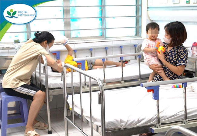 Tại Bệnh viện Nhi Trung ương, 20% - 30% trường hợp bệnh nhi tay chân miệng là nhiễm chủng virus EV71. Ảnh: Bệnh viện Nhi Trung ương.