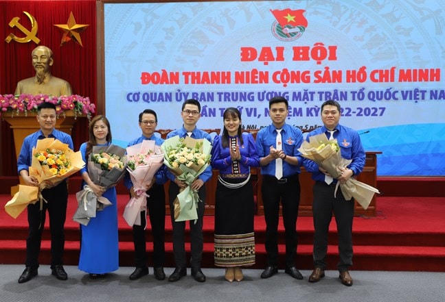 Đại hội tặng hoa chia tay Ban Chấp hành nhiệm kỳ 2017-2022.