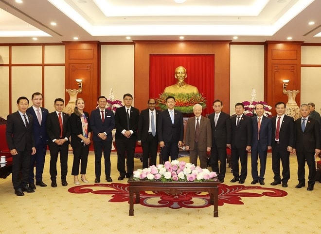 Tổng Bí thư Nguyễn Phú Trọng và Chủ tịch Quốc hội Singapore Tan Chuan-Jin cùng các đại biểu chụp ảnh chung. (Ảnh: Trí Dũng/TTXVN).