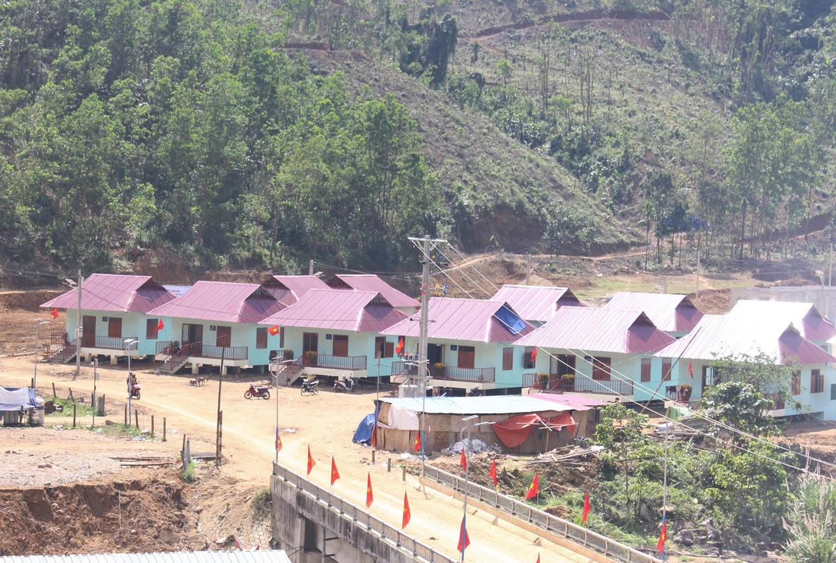 KDC Bằng La nằm bên bờ sông Leng.