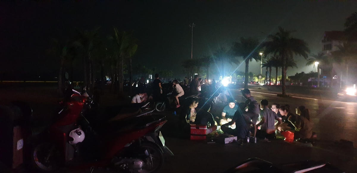 Những ngày gần đây, TP Hạ Long diễn ra mất điện luân phiên thường xuyên, nhiều người dân đổ ra bờ biển tránh nóng.