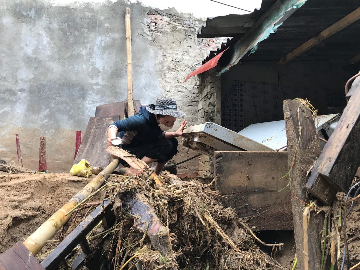 Thị trấn Mường Xén ngổn ngang bùn đất sau trận lũ.