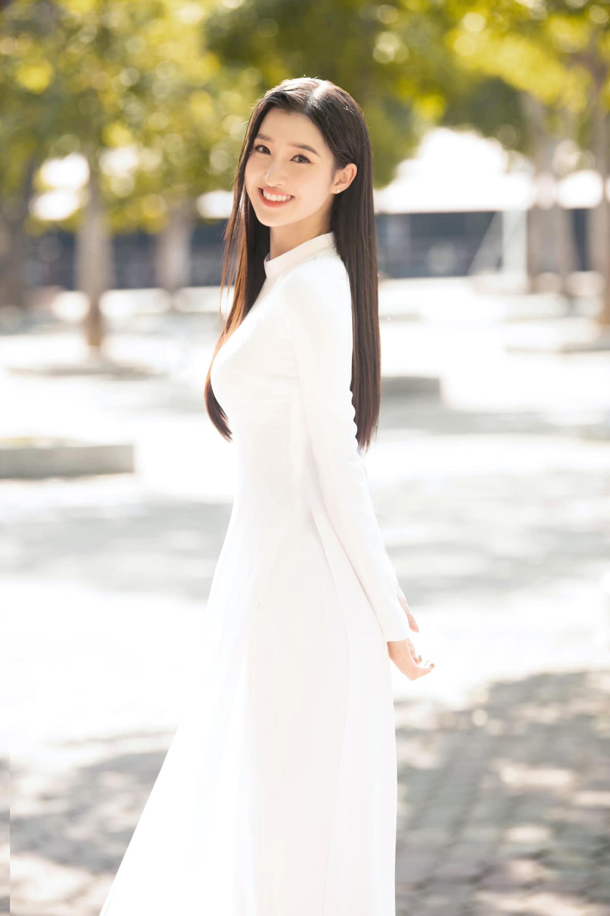 Đời thường, nàng Hậu đốn tim công chúng với vẻ ngoài ngọt ngào cùng phong cách thời trang trong trẻo, nền nã.