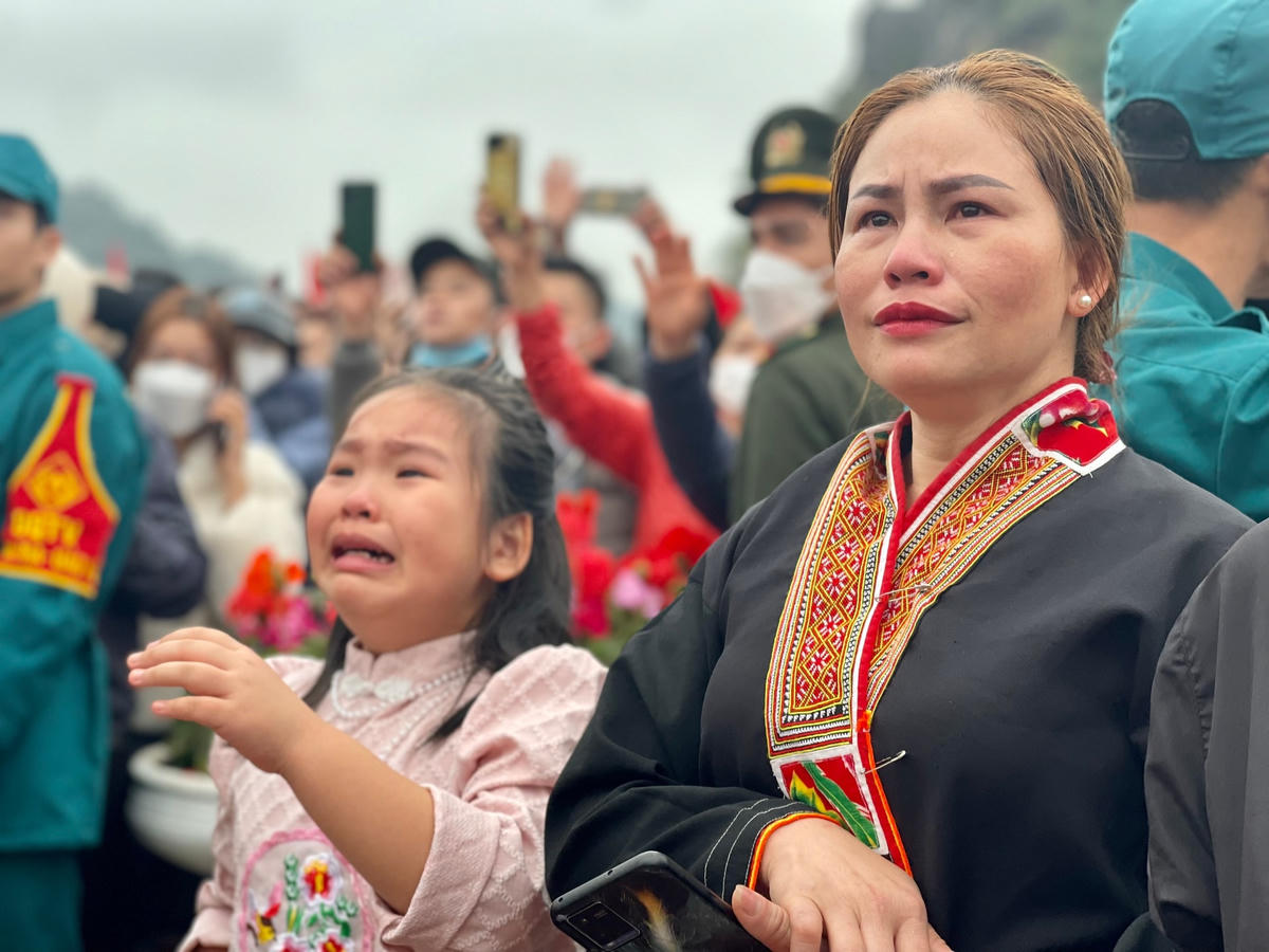 Người thân của một tân binh xúc động khi nói lời chào tạm biệt.