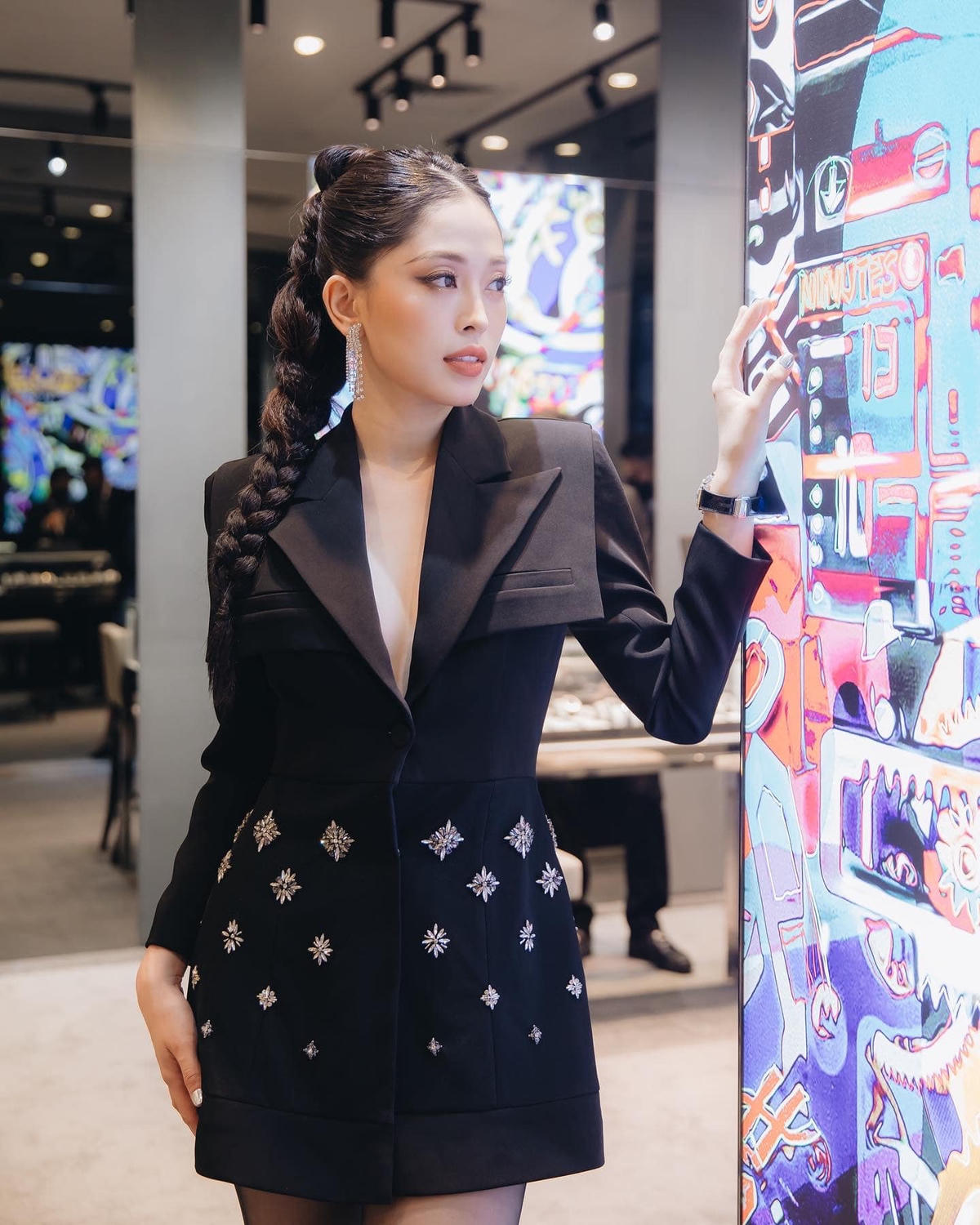 Phương Nga được yêu mến khi sở hữu nhan sắc ngọt ngào cùng sự hòa đồng, thân thiện, thành tích học tập nổi bật.