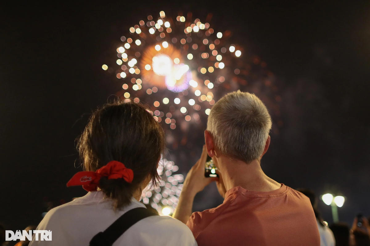 Màn trình diễn bắn pháo hoa nghệ thuật rực rỡ ở TP HCM