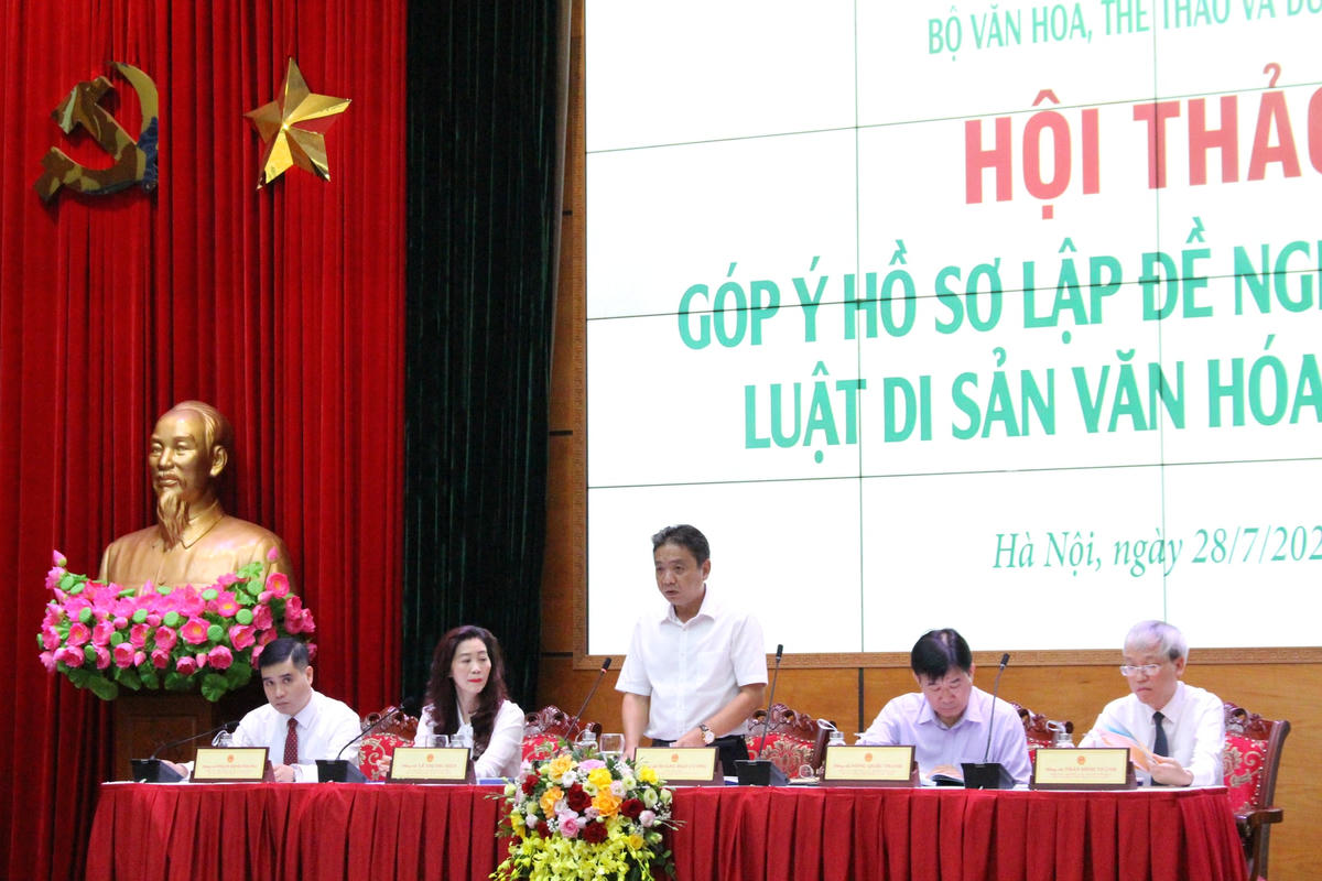 Thứ trưởng Bộ Văn hóa, Thể thao và Du lịch Hoàng Đạo Cương phát biểu tại hội thảo.