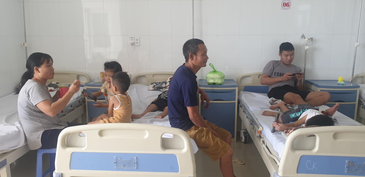 Vợ chồng anh Tằng A Tài chăm sóc 3 con tại Khoa Nhi, Trung tâm Y tế huyện Hải Hà.