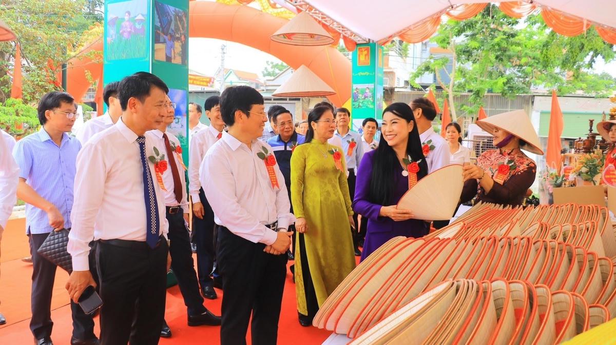 Các đồng chí lãnh đạo tỉnh tham quan các gian hàng trưng bày sản phẩm đặc trưng của địa phương.