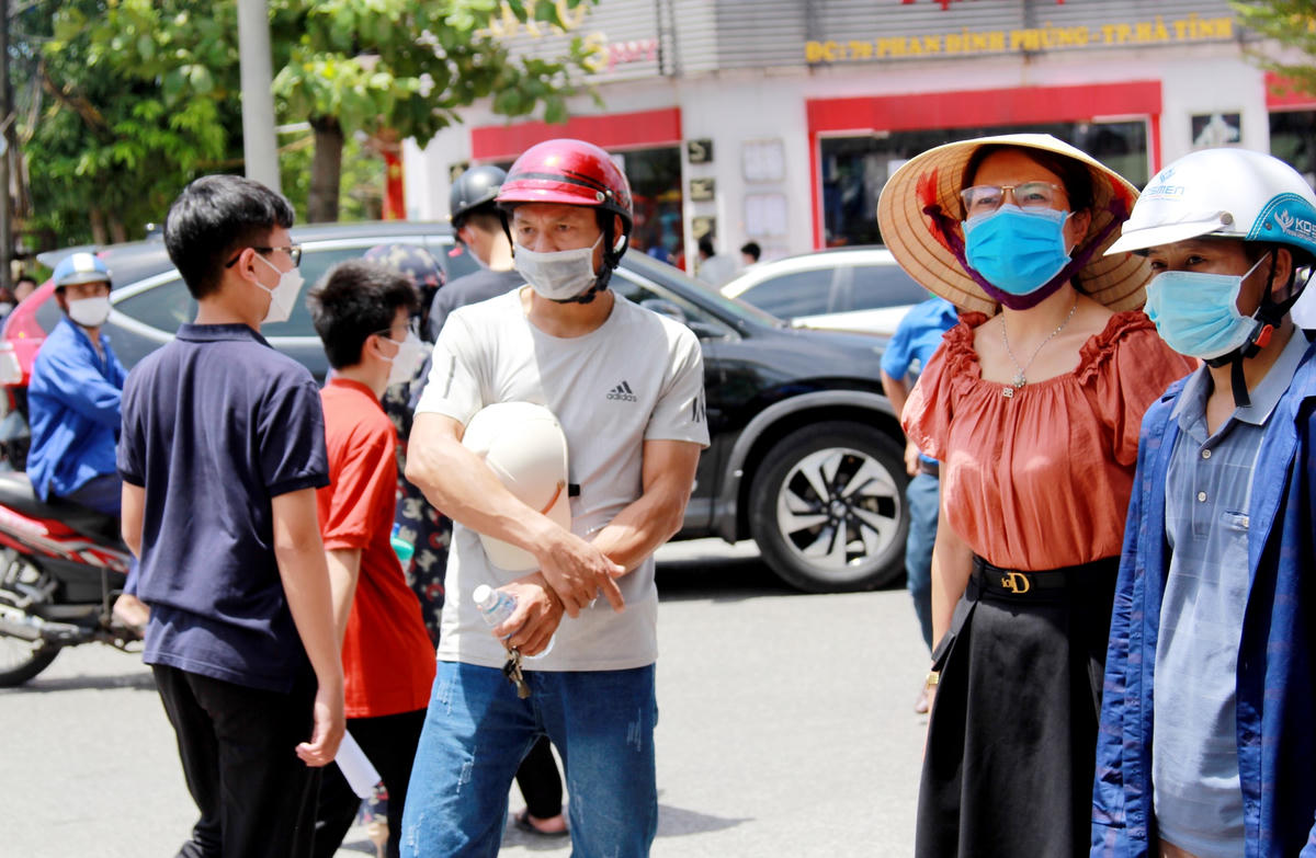 Hồi hộp chờ đợi con ra để xem kết quả.
