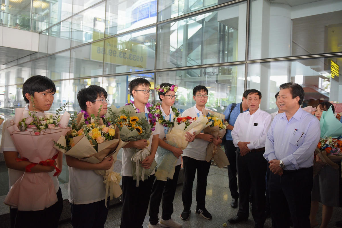 Thứ trưởng Bộ Giáo dục và Đào tạo (GDĐT) Nguyễn Hữu Độ đón và chúc mừng đội tuyển.