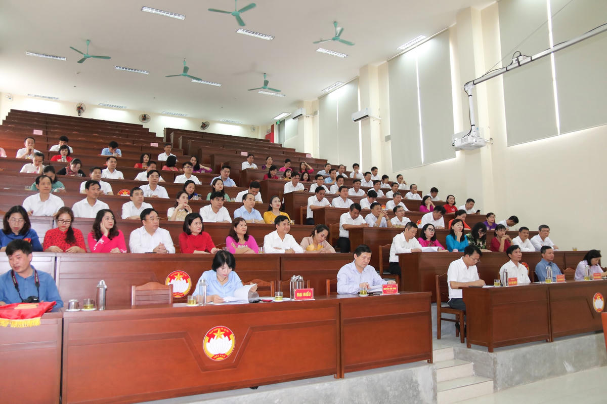 Các đại biểu và học viên tham dự Lễ bế giảng.
