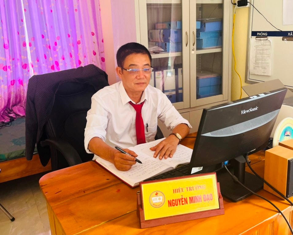 Thầy Nguyễn Minh Đạo, Hiệu trưởng Trường THCS Kỳ Ninh trao đổi với PV Báo Đại đoàn kết về sự ra đời và ý nghĩa của "Tiếng kẻng học đường".