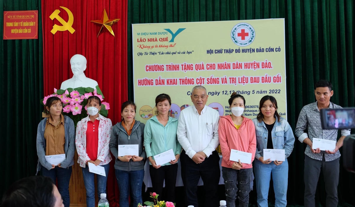 Ông Nguyễn Trọng Hùng (đứng giữa) tặng quà cho các học viên có hoàn cảnh khó khăn.