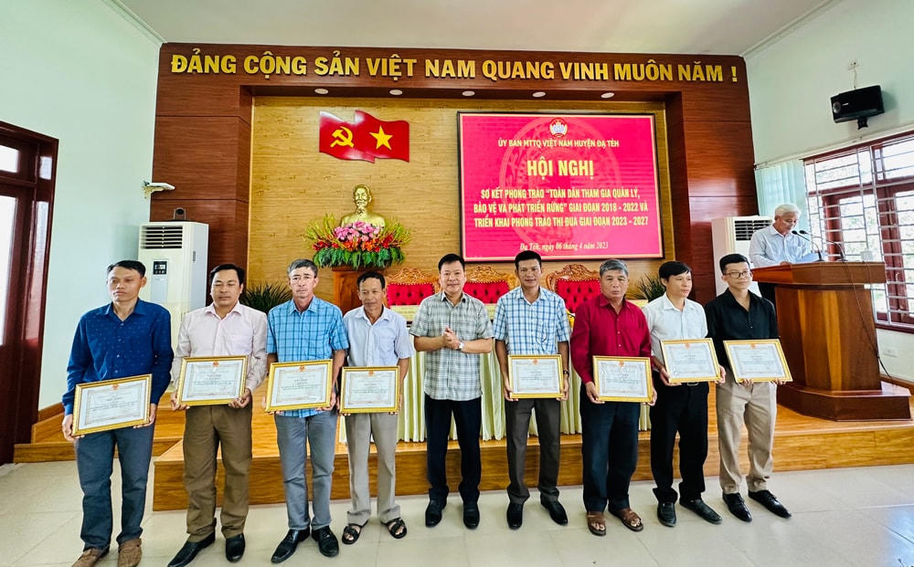 Khen thưởng cho các tập thể và cá nhân có thành tích xuất sắc thực hiện phong trào thi đua “Toàn dân tham gia quản lý, bảo vệ và phát triển rừng” giai đoạn 2018 – 2022.