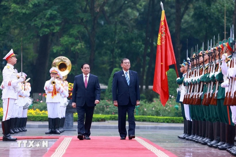 Thủ tướng Phạm Minh Chính và Thủ tướng Nhật Bản Ishiba Shigeru duyệt Đội danh dự Quân đội Nhân dân Việt Nam. (Ảnh: Dương Giang/TTXVN)