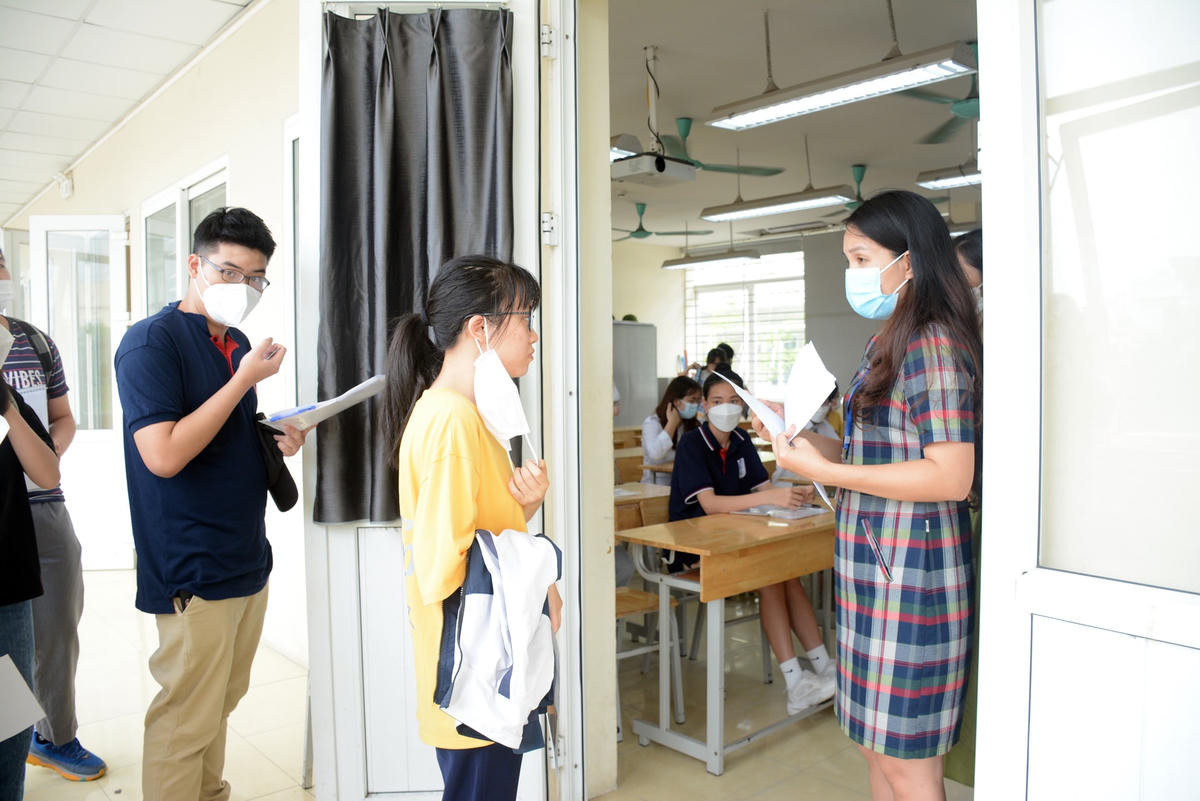 Thí sinh Hà Nội làm thủ tục dự thi tốt nghiệp THPT năm 2022 vào chiều 6/7.