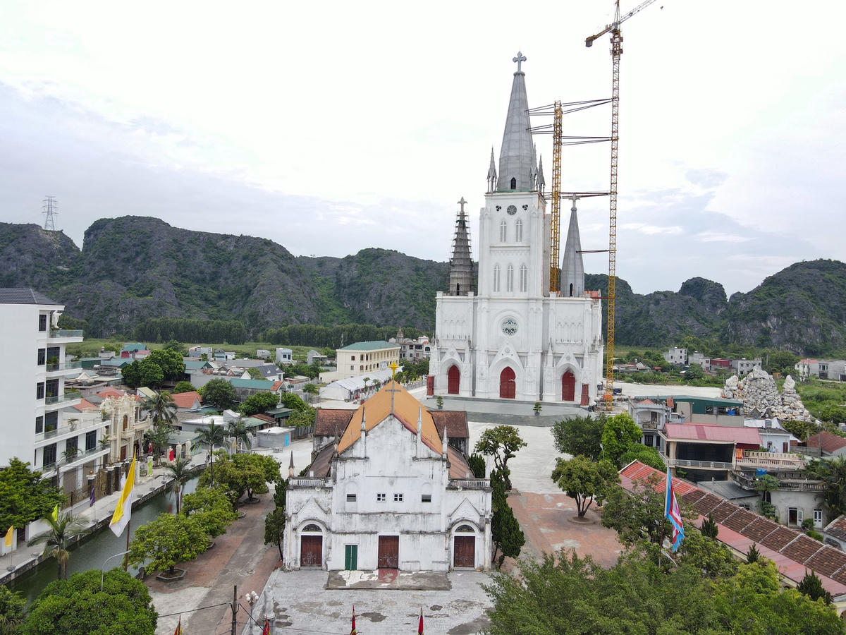 Nhà thờ Lãng Vân (cũ) là một kiến trúc cổ được xây dựng vào khoảng năm 1933. Nhà thờ được thiết kế với 1 nghìn chỗ ngồi nhưng không thể chứa hết số giáo dân khi đến dự lễ, đặc biệt là khi thời tiết nắng, mưa, rét.  