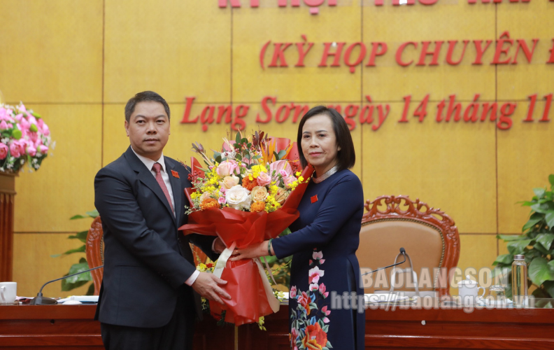 Chủ tịch HĐND tỉnh Lạng Sơn Đoàn Thị Hậu tặng hoa chúc mừng Phó Chủ tịch UBND tỉnh Lạng Sơn Đoàn Thanh Sơn. Ảnh: Báo Lạng Sơn.