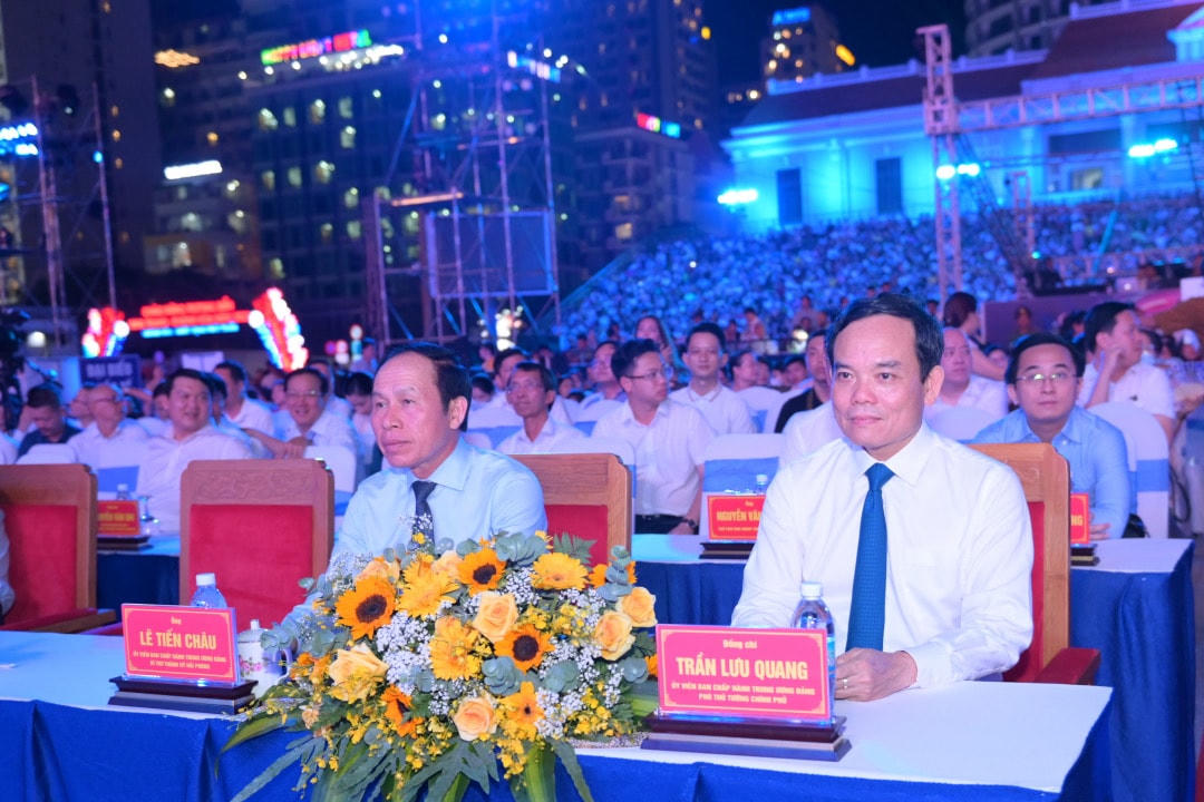 Ông Trần Lưu Quang, Ủy viên Trung ương Đảng, Phó Thủ tướng Chính phủ, Bí thư Thành ủy Hải Phòng Lê Tiến Châu dự tại buổi lễ.
