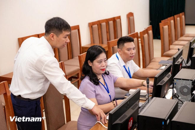 Việc thực hiện chế độ chính sách thể hiện sự ghi nhận, biểu dương với những cán bộ, công chức, viên chức tự nguyện nghỉ do tác động của sắp xếp bộ máy. (Ảnh: PV/Vietnam+) vnp-thu-tuc-hanh-chinh-18.jpg