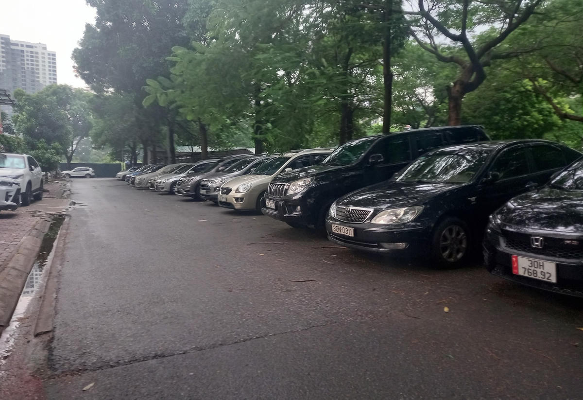 Hà Nội: Loạt bãi xe vi phạm trật tự đô thị, PCCC ở phường Dịch Vọng
