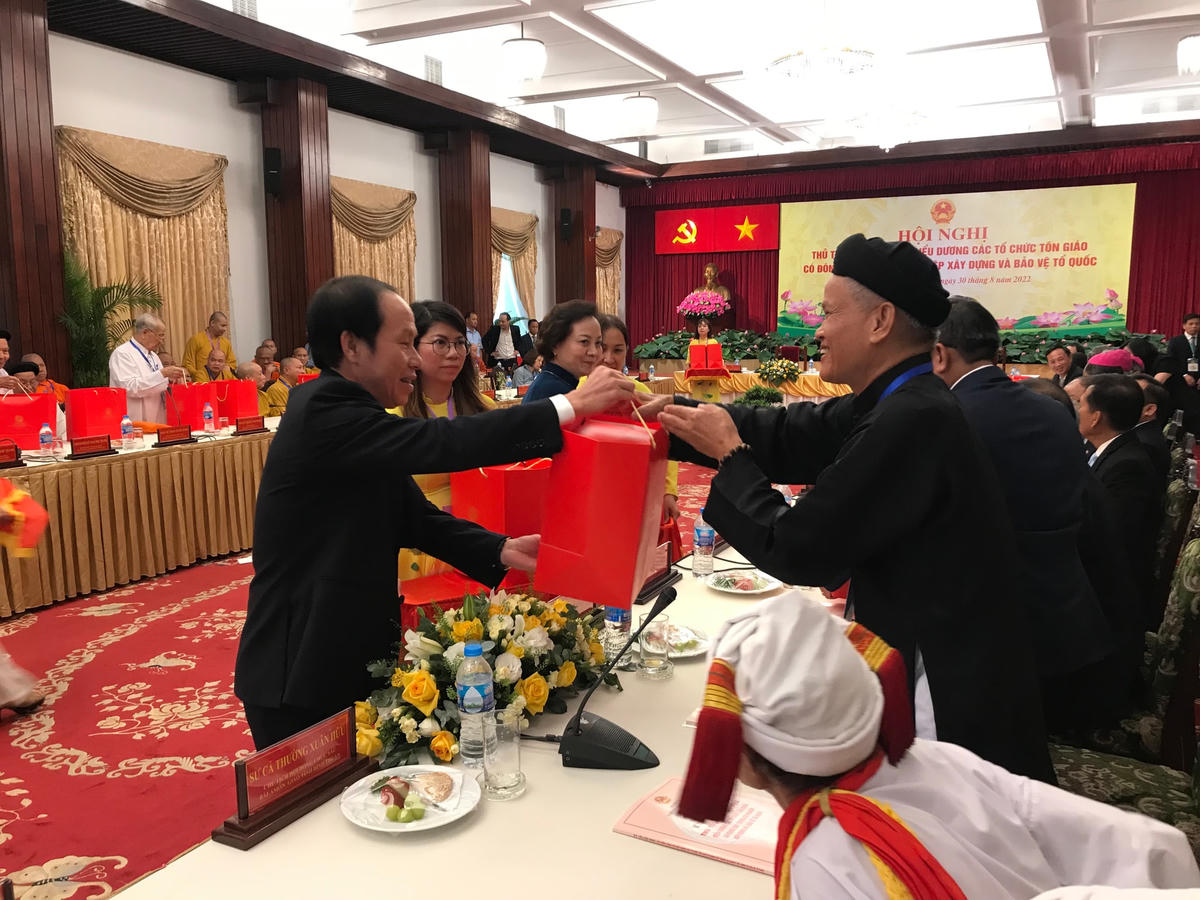 Phó Chủ tịch - Tổng Thư ký Lê Tiến Châu trao quà cho các đại biểu. Ảnh: Đăng Huy. 