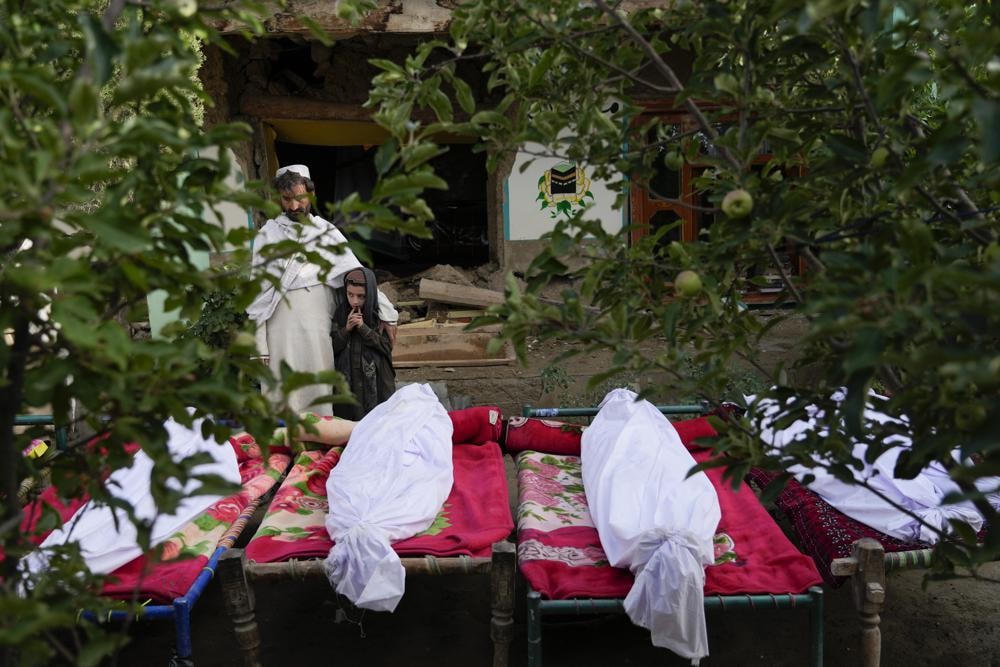 Afghanistan: Đào bới tìm kiếm những người còn sống sót sau trận động đất chết chóc