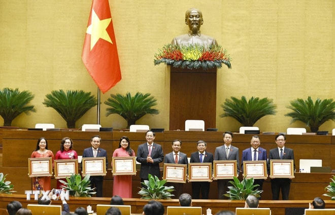 ttxvn-trao-tang-bang-khen-cua-ubtv-quoc-hoi-cho-cac-truong-doan-pho-truong-doan-chuyen-trach-8115915-3.jpg