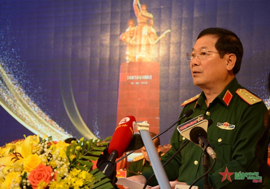 Thượng tướng Lê Huy Vịnh phát biểu khai mạc hội thảo. 