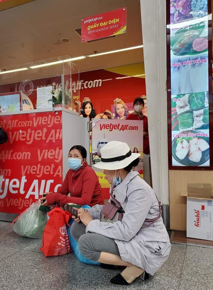 Hai hành khách bay hãng bay VietJet Air chứng minh thư hết hạn không được lên máy bay ngồi vạ vật ở Cảng hàng không quốc tế Đà Nẵng chờ người thân đến đón.