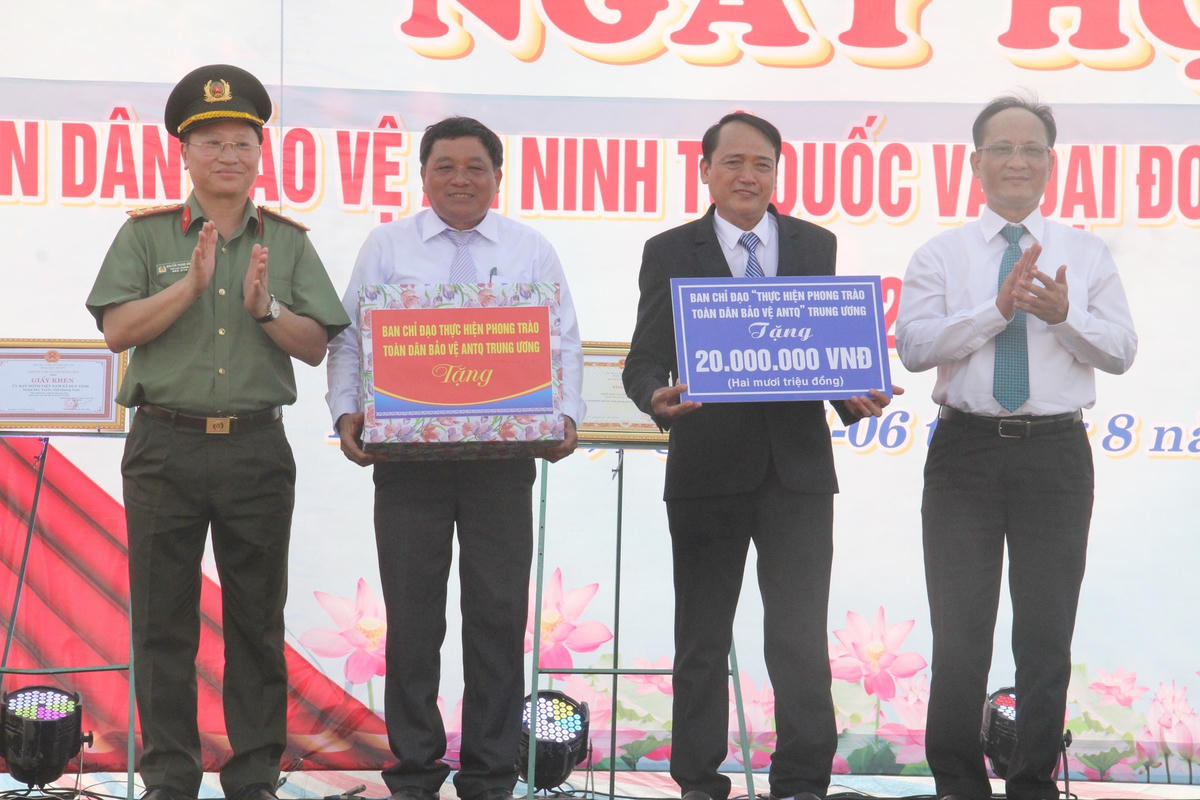 Trao tặng quà cho lãnh đạo UBND xã Duy Vinh.