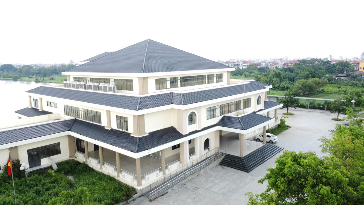Bảo tàng thành phố Từ Sơn cao 4 tầng, diện tích xây dựng khoảng 2.150 m2, có 5 cầu thang bộ, 2 cầu thang máy kết hợp với hệ thống sảnh, hành lang các tầng. Tầng 1 và tầng 2 kết nối với khối Nhà thư viện bằng hệ thống hành lang cầu.