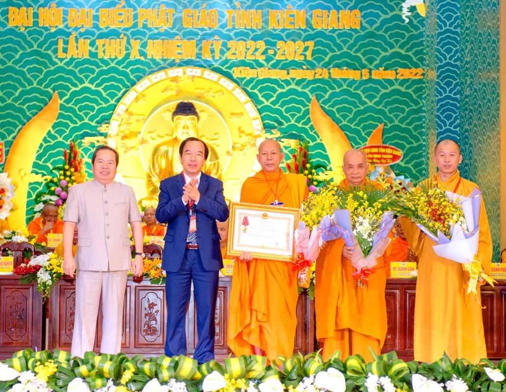 Phó Chủ tịch UBTƯ MTTQ Việt Nam Ngô Sách Thực trao Huân chương Lao động hạng Ba do Chủ tịch nước tặng Ban Trị sự GHPG Việt Nam tỉnh Kiên Giang.