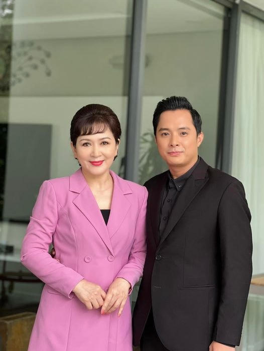 Diễn viên Tiến Ngọc chụp ảnh cùng NSND Minh Hòa tại hậu trường phim. 